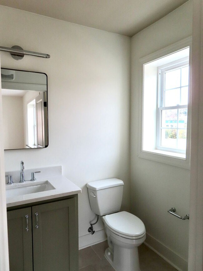 Building Photo - 2724 E Magnolia Ave