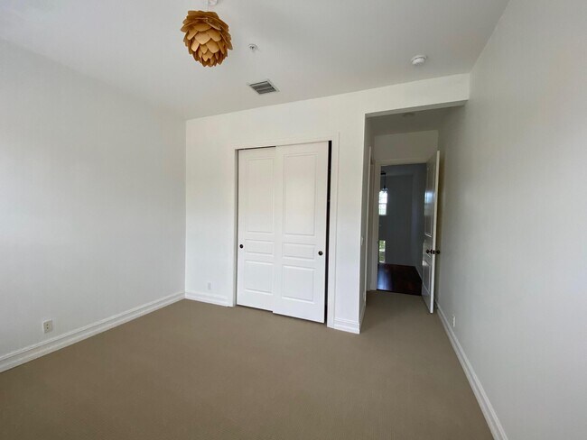 Building Photo - 319 Flamingo Dr