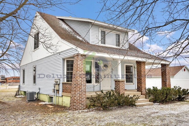 Building Photo - Spacious 4 Bedroom- With Extra room! New Remodel!