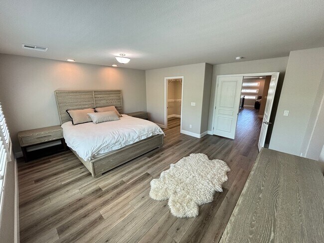 Building Photo - Contemporary 4Bed/3Bath/3 Car/+ Loft -residence located in the Silverado Ranch area