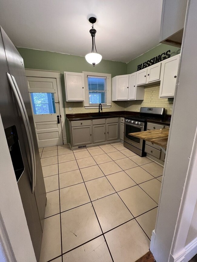 Building Photo - Charming, updated 3-bedroom, 2-bath home i...