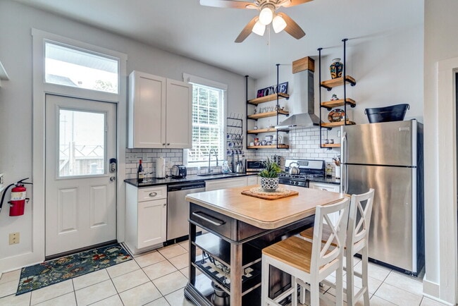 Building Photo - 513 E Harris St