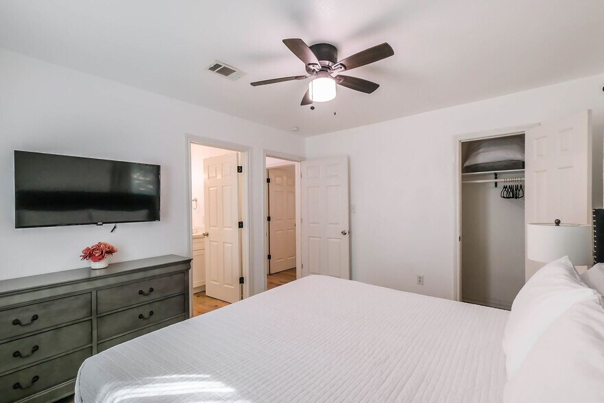 Building Photo - 6705 Lodge St