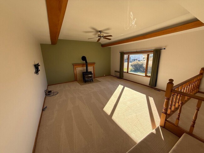 Building Photo - 3 Bed 2 Bath Large Semi-Rural Modern Beaut...