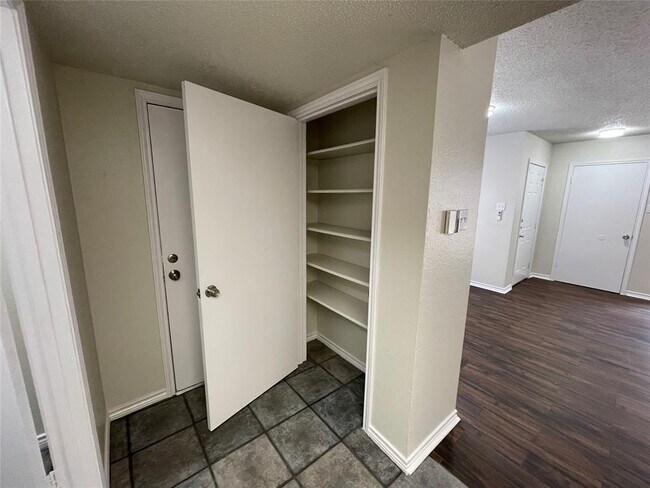 Building Photo - 1231 Armadillo Rd