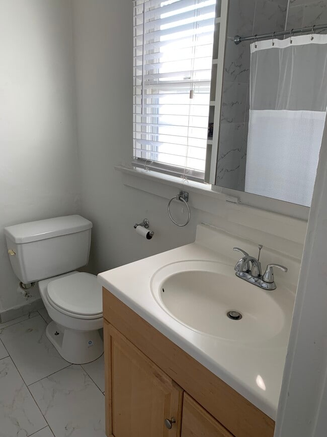Bathroom - 4600 Melbourne Ave