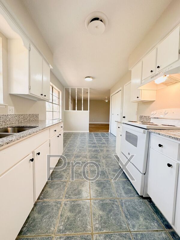 Building Photo - 2216 S Clover Dr