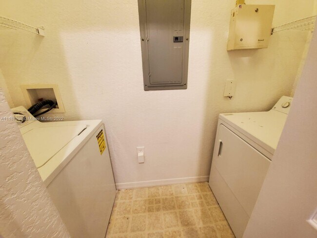 Building Photo - 6141 Metrowest Blvd