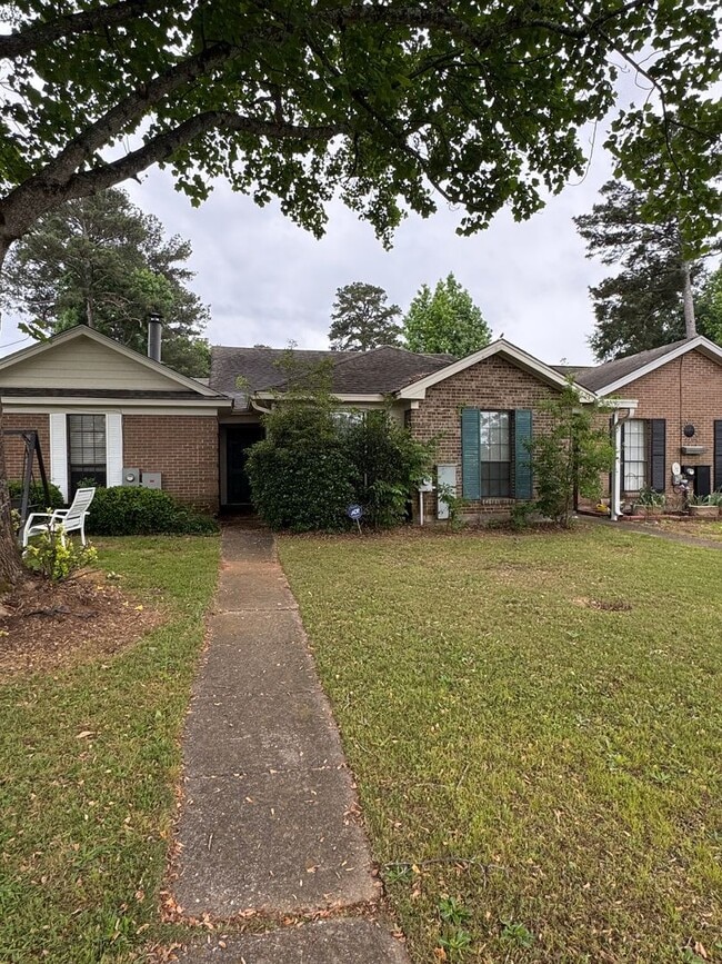 Building Photo - Attached Single Level 3 bedroom 2 bath