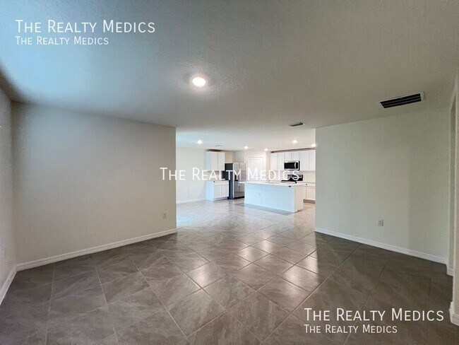 Building Photo - 8561 SW 46th Ave