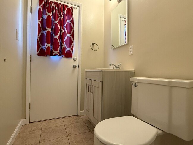 Building Photo - Spacious 5 bedroom 2.5 bath home in San Jose