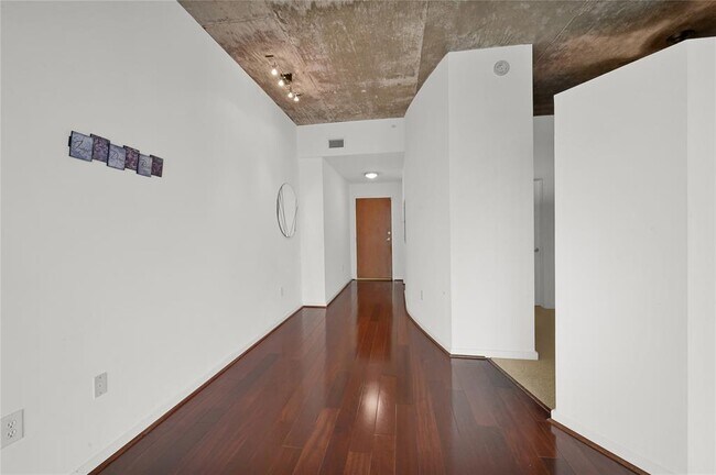 Building Photo - 5925 Almeda Rd