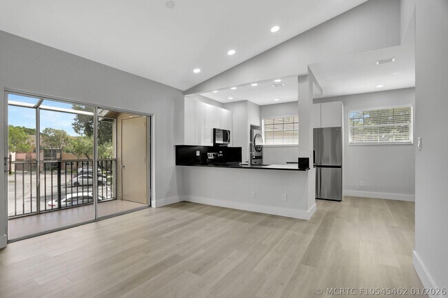 Building Photo - 660 Cypress Club Way