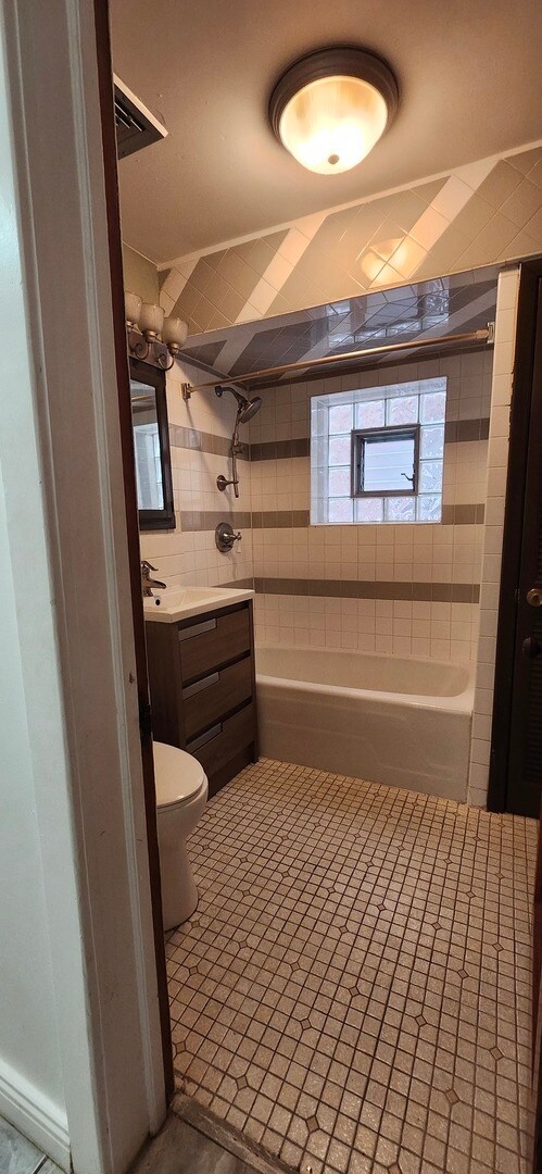 Building Photo - 4450 W Altgeld St