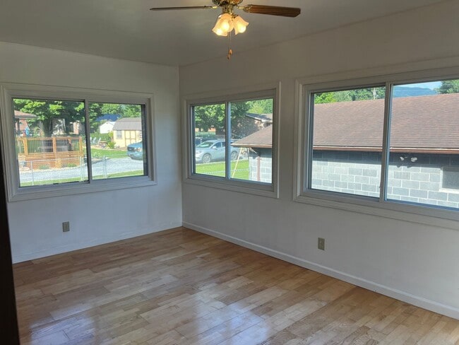 Building Photo - 2 bedroom, 1.5full bath House for rent on ...