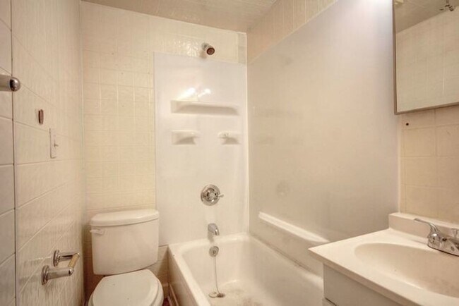 Building Photo - 3-bedroom home in Urbana available NOW!