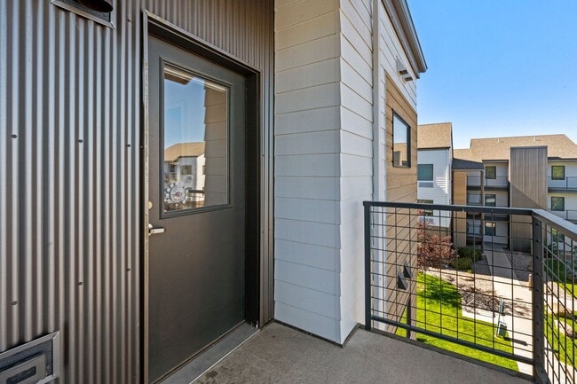 Building Photo - Top Floor-Gorgeous Unit Stunning Views-Luxury