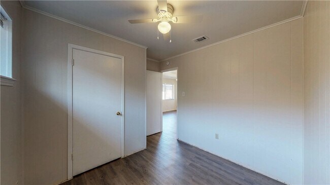 Building Photo - 206 Lynn Dr