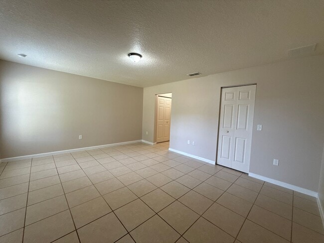 Building Photo - SILVER SPRINGS SHORES 3/2/2