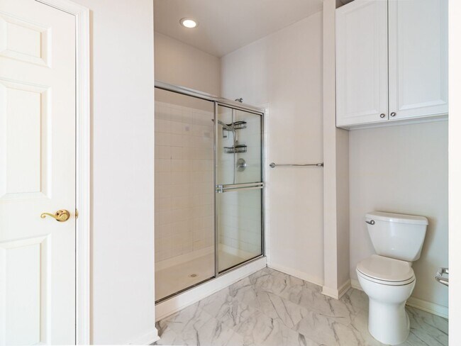 Building Photo - Spacious Unfurnished 3-BR, 2.5-BA year-rou...