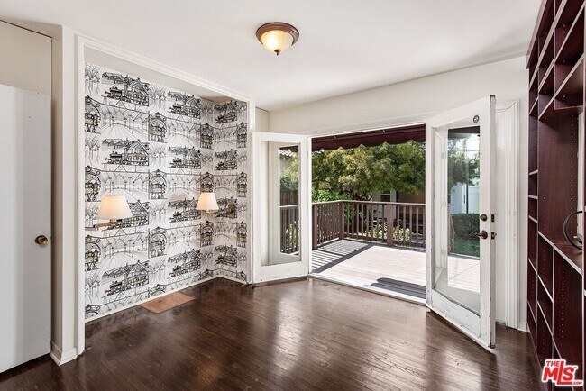 Building Photo - 411 Kings Rd