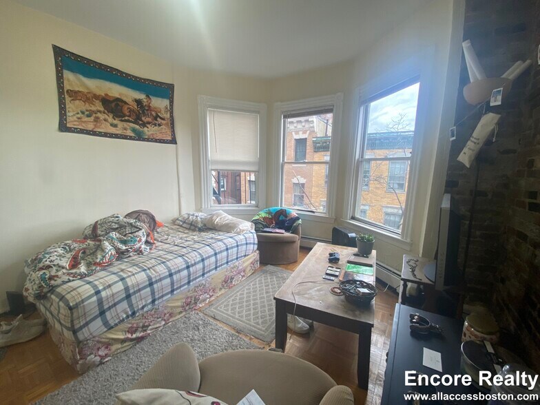 Building Photo - 40 Anderson St