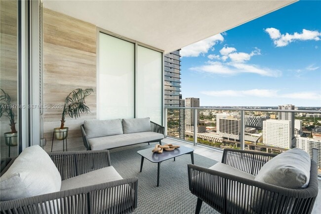 Building Photo - 851 NE 1st Ave