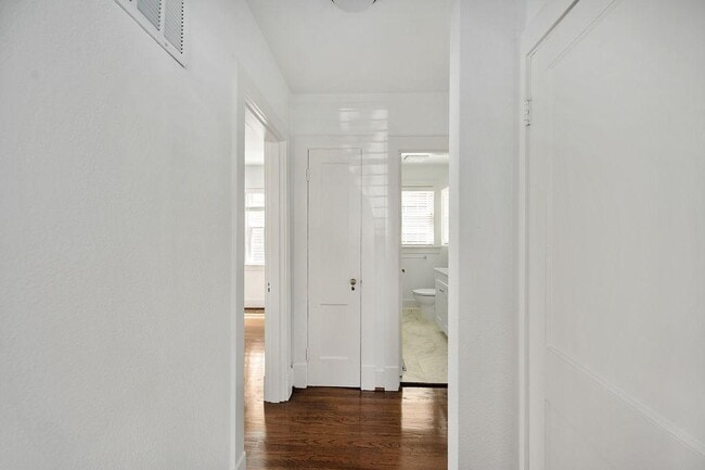 Building Photo - 819 Weedon St