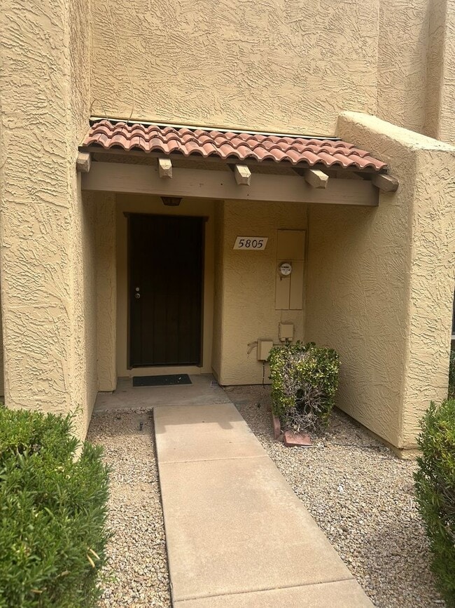 Building Photo - Stunning & Spacious 2 BR / 2.5 BA Townhome – Move-In Ready!