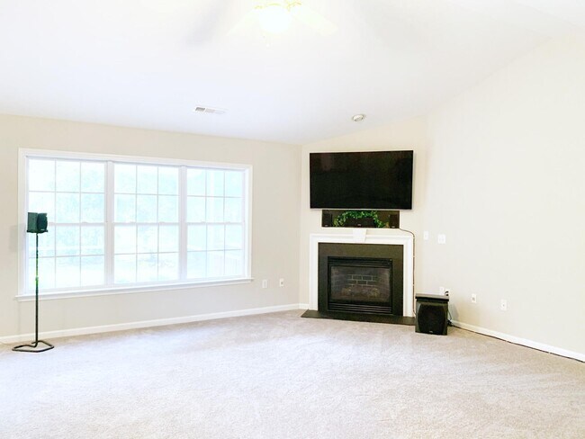 Building Photo - 105 Crown Empire Ct