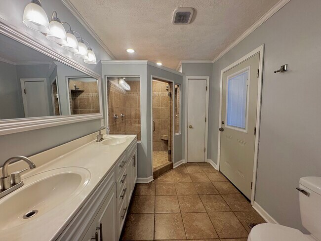 Building Photo - 509 E Hogan St