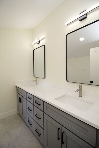 Building Photo - 4660-4660 SW Fairvale Ct