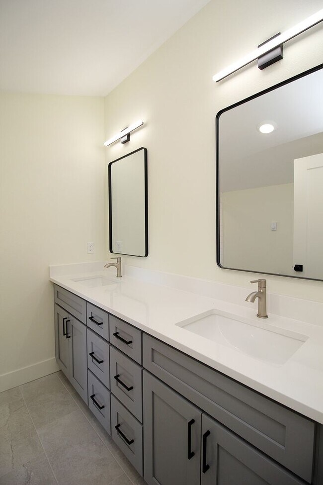Building Photo - 4660-4660 SW Fairvale Ct