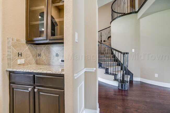 Building Photo - 2911 Pino-