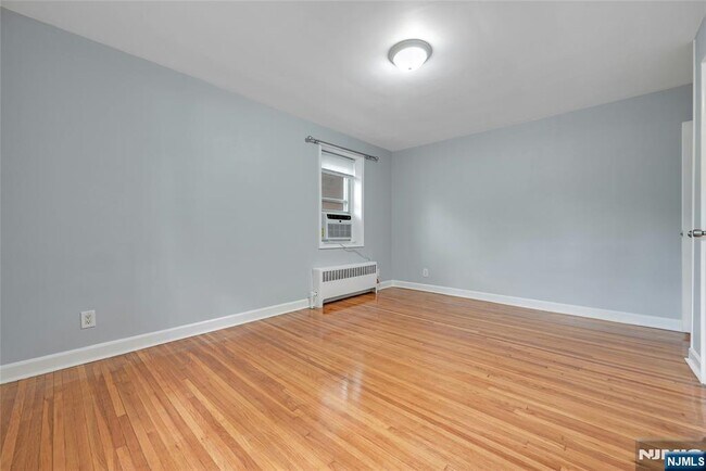 Building Photo - 2350 Linwood Ave