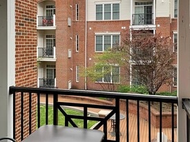 Building Photo - 200 W Elm St