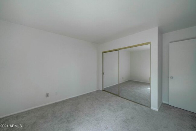 Building Photo - MOVE IN SPECIAL 2/2 Ground Floor Condo in ...