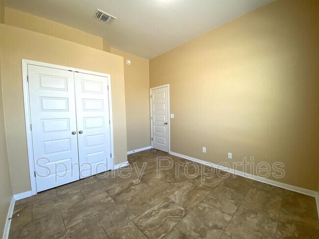 Building Photo - 202A Juniper Dr