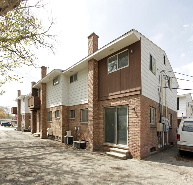 Building Photo - 520-526 W 14 Mile Rd