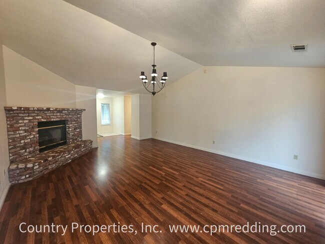 Building Photo - Spacious Home in Saratoga Estates with Lan...