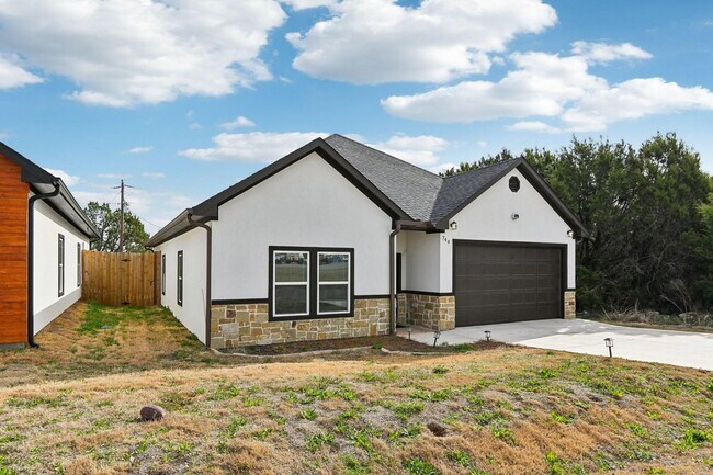 Building Photo - Spacious Custom New Build- 4 Bed 2 Bath Ho...