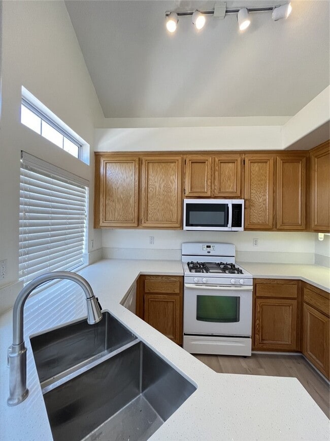 Building Photo - 6 Mansera Pl