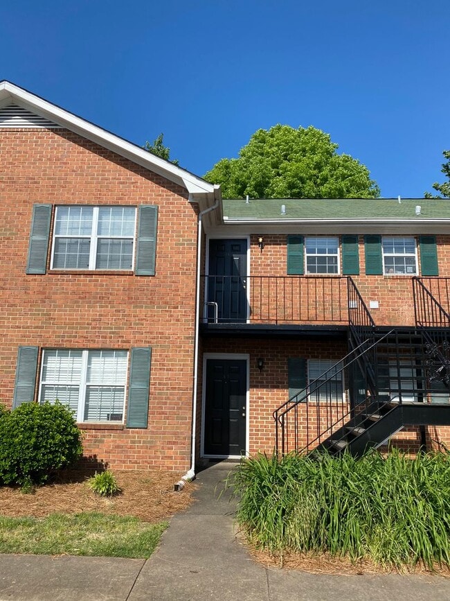 Building Photo - Milledge Place Upstairs Condo!