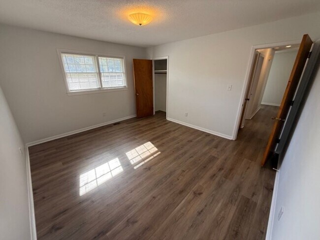 Building Photo - Christmas Move-In Special!! $500 off first month's rent