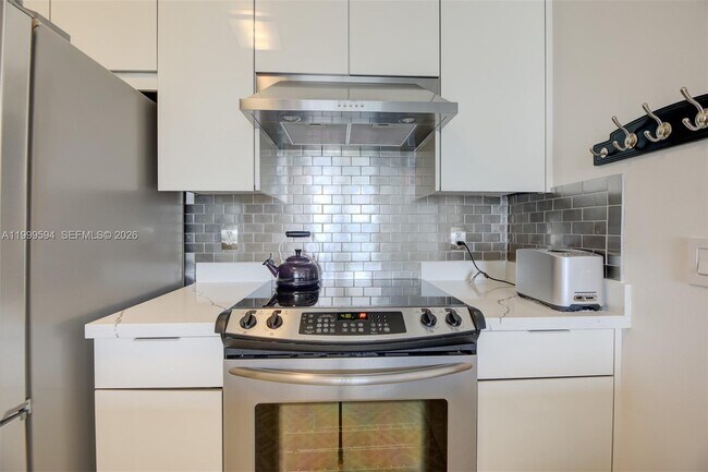 Building Photo - 2401 NE 65th St