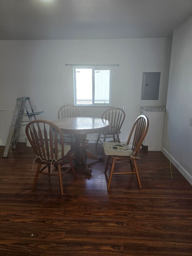 Building Photo - Beautiful 2Bedroom Home Available Now!