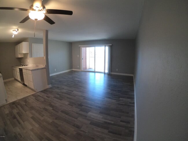 Building Photo - 2121 W Royal Palm Rd