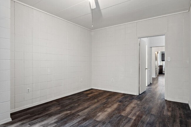 Building Photo - 3 bed/2 bath. Close to Campus. Pet Friendly.