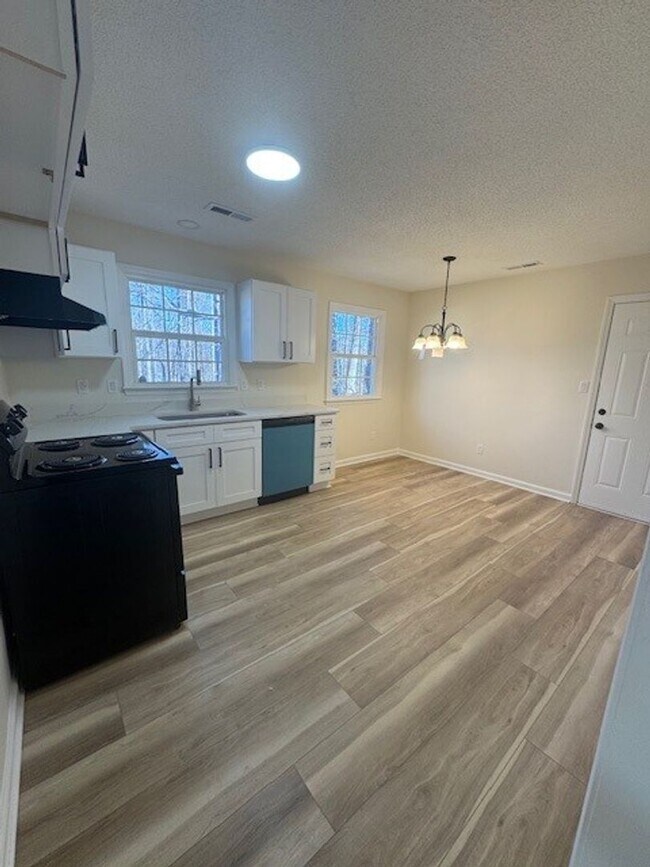 Building Photo - ****** HALF OFF FIRST FULL MONTH OF RENT!! ******