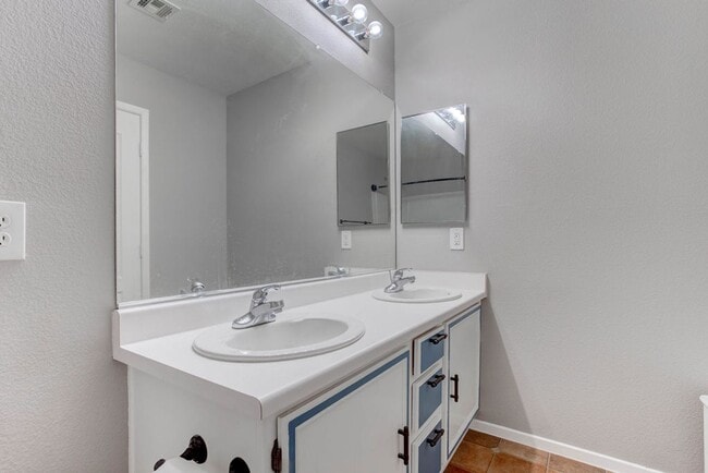 Building Photo - 27 Hudson Canyon St